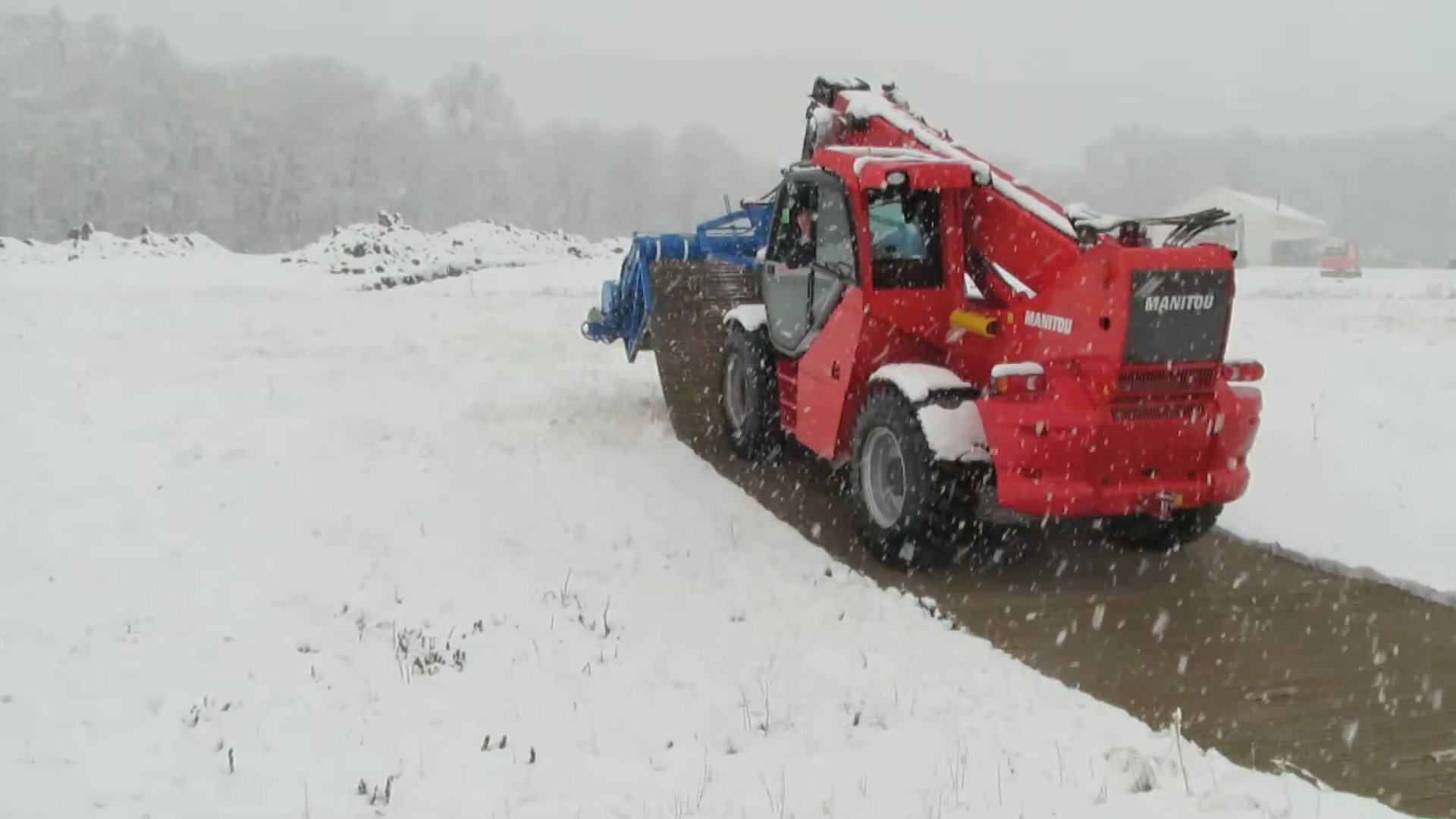 Trackway® wird mit Teleskoplader und Verlegeeinheit über unbefestigten Boden ausgerollt